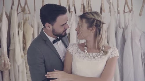 Glückliche Braut und Bräutigam im Hochzeitskleid bereiten sich auf die Hochzeit in der Hochzeitszeremonie vor