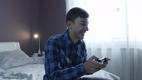 Mann benutzt Controller beim Spielen von Videospielen
