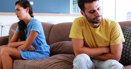 Pareja ignorándose en la sala de estar
