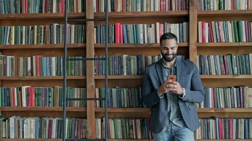 Stilvoller junger Mann in der Bibliothek