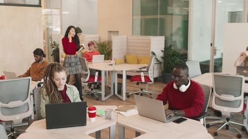 Équipe multiethnique de gens d'affaires travaillant