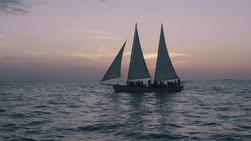 Segelboot auf dem Meer 4K