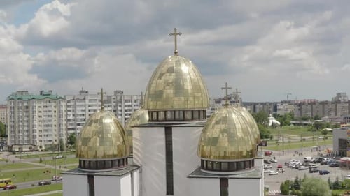 Kuppel der Kirche Luftaufnahme Traditionelle alte Kirche in Lemberg Ukraine Stadt Bewölkter blauer Himmel