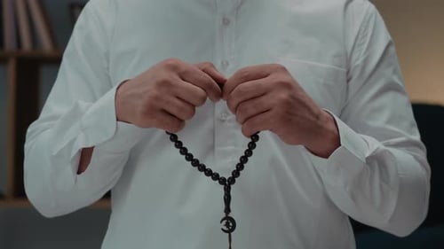 Mann aus dem Nahen Osten betet Nahaufnahme islamische Religion