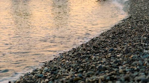 Wunderschöner Sonnenuntergang in den Tropen vor dem Hintergrund des Meeres. Sommer tropische Strand- und Meereslandschaft