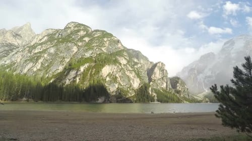 Zeitraffer der Wolken über Bergen und Pragser Wildsee in Italien, Tourismus