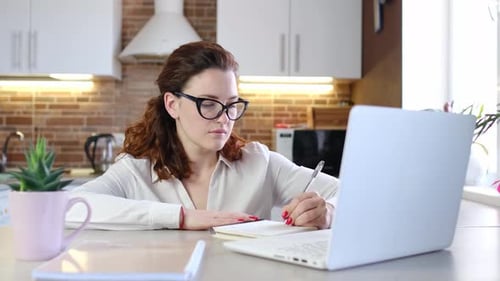 Empresária trabalha no escritório doméstico