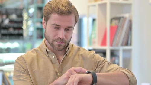 Porträt eines jungen Mannes mit Smart Watch