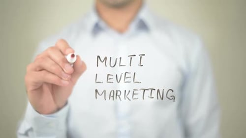 Multi-Level-Marketing, Geschäftsmann schreibt auf transparentem Bildschirm