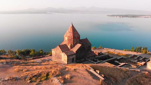 Armenische Kirche mit Sevan-See