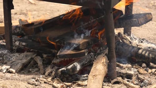 Schwelendes Feuer