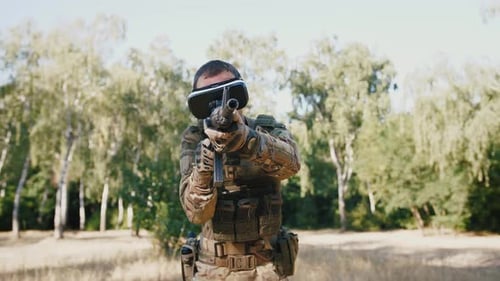 Soldat mit Gewehr trägt Virtual-Reality-Brille im Freien
