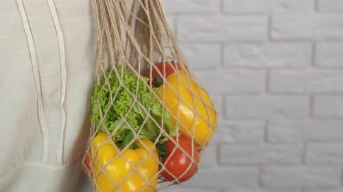Lleva fruta en una bolsa
