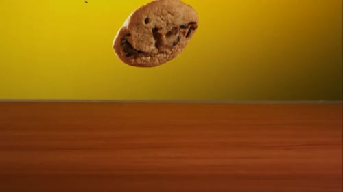Cookies falling and bouncing in ultra slow motion 1500fps - reflective surface - COOKIES PHANTOM