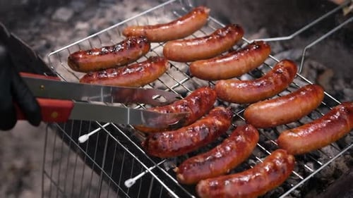 Vue rapprochée de savoureuses saucisses grillées sur une grille à charbon