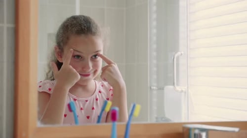 Retrato Feliz Linda Joven Adolescente Se Lava La Cara En El Baño Y Sonriendo