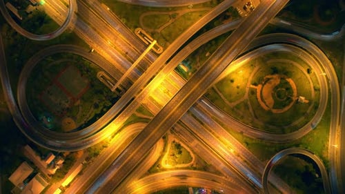 4K : vidéo hyperlapse de Drone aérien de la jonction routière à péage surélevée