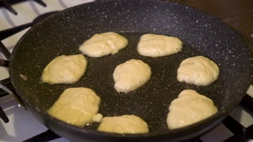 Le cuisinier fait frire des crêpes sur la cuisinière à la maison Timelapse