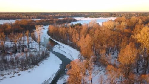 Winter Forest River bei Sonnenuntergang