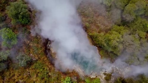 Vista aérea da piscina quente