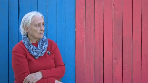 Pensionista em fundo de madeira ecológica