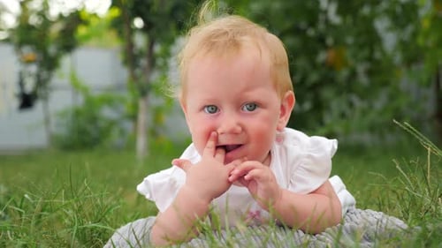 Fond de dentition de bébé. Les dents sont tranchantes. Problèmes de dentition chez les bébés. Doigt dans la bouche.