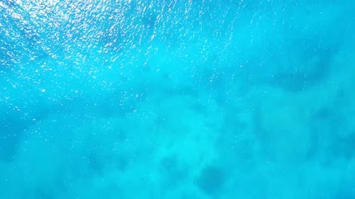 Drohnenreise eines Strandausflugs im Resort vor blauem Meer und Sand