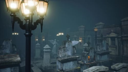 Très vieux cimetière brumeux et effrayant dans le brouillard la nuit
