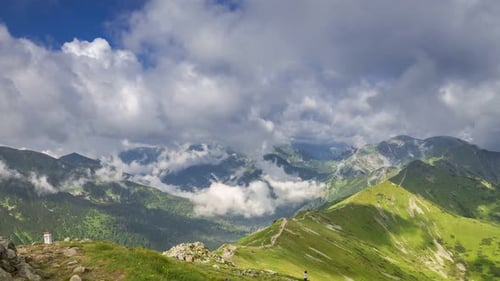 Vallée verdoyante et Kasprowy Wierch par une journée ensoleillée avec des nuages, Pologne, timelapse, 4K