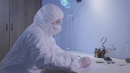 Vista lateral de una doctora estresada con un traje antiviral rasgando papeles y tirando piezas