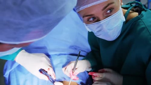 Chirurgen, die im Operationssaal operieren