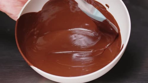 Chocolat en gros plan avec cuillère à pâtisserie en métal Chocolat liquide fondu chaud