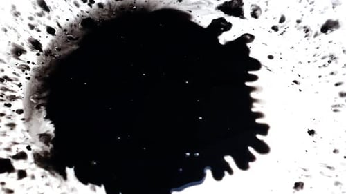 Une tache d'encre se répand sur un écran blanc