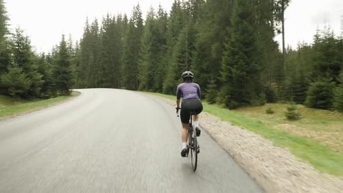 Radfahrende Frau