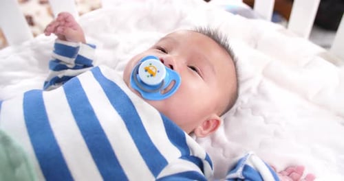 Nettes Baby mit Schnuller