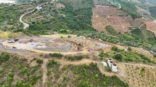 Los agricultores construyen un jardín de aguacates en las montañas vista aérea 4 K
