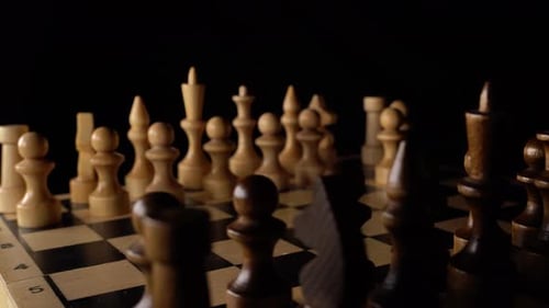 Nahaufnahme von Schach auf schwarzem Hintergrund