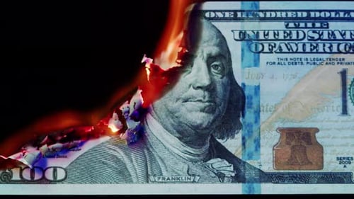 Brennende amerikanische Hundert-Dollar-Banknote auf schwarzem Hintergrund