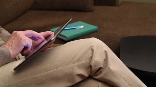 Arbeiten Sie auf dem Tablet-Computer-2
