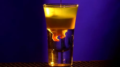 Hands of Barman macht weiter Cocktail mit rotem Sirup auf Blau, Schüsse, Zeitlupe