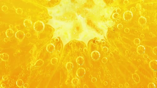 Luftblasen um eine Orangenscheibe.