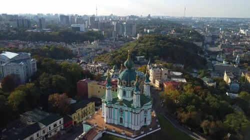 Vue aérienne de l'église Andriivska et du quartier historique de Kiev - Podil