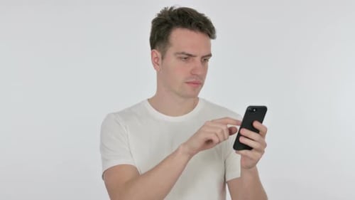 Junger Mann surft Smartphone auf weißem Hintergrund