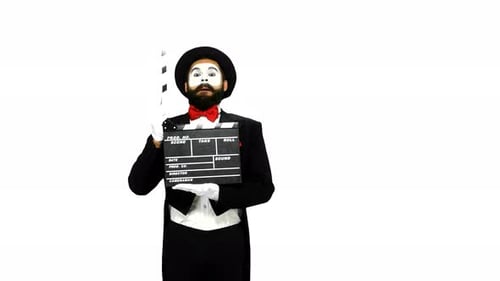 Man Mime éternue à l'aide du film Clapper sur fond blanc