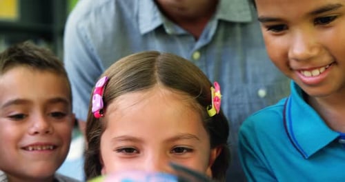 Schulkinder diskutieren im Klassenzimmer über Globus
