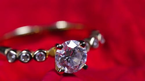 Wunderschöner Goldring mit Diamant auf rotierendem rotierendem Blatt