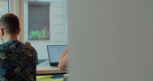Zwei Webentwickler, die am Computer im modernen Büro arbeiten.