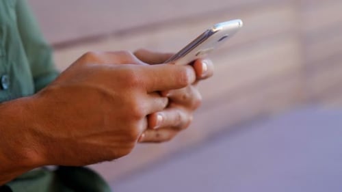 Mann benutzt Handy 4k