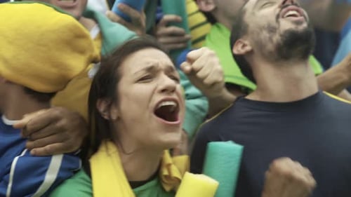 Aficionados al fútbol brasileño ven el partido en el estadio y aplauden con entusiasmo