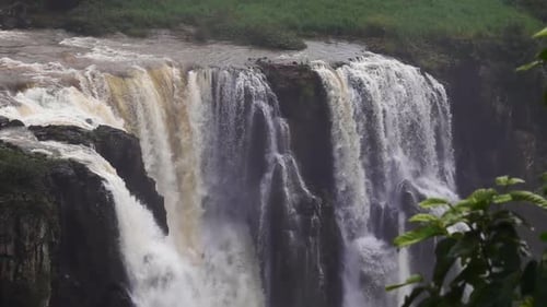 Cascades de la cascade d'Iguazu au Brésil
